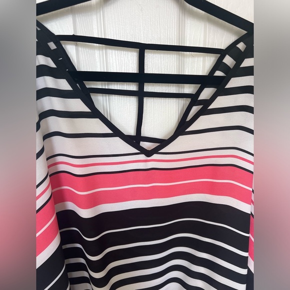 By & By Blouse Sz M Striped V-Neck ¾ Sleeve Cold Shoulder Lightweight - Picture 6 of 9